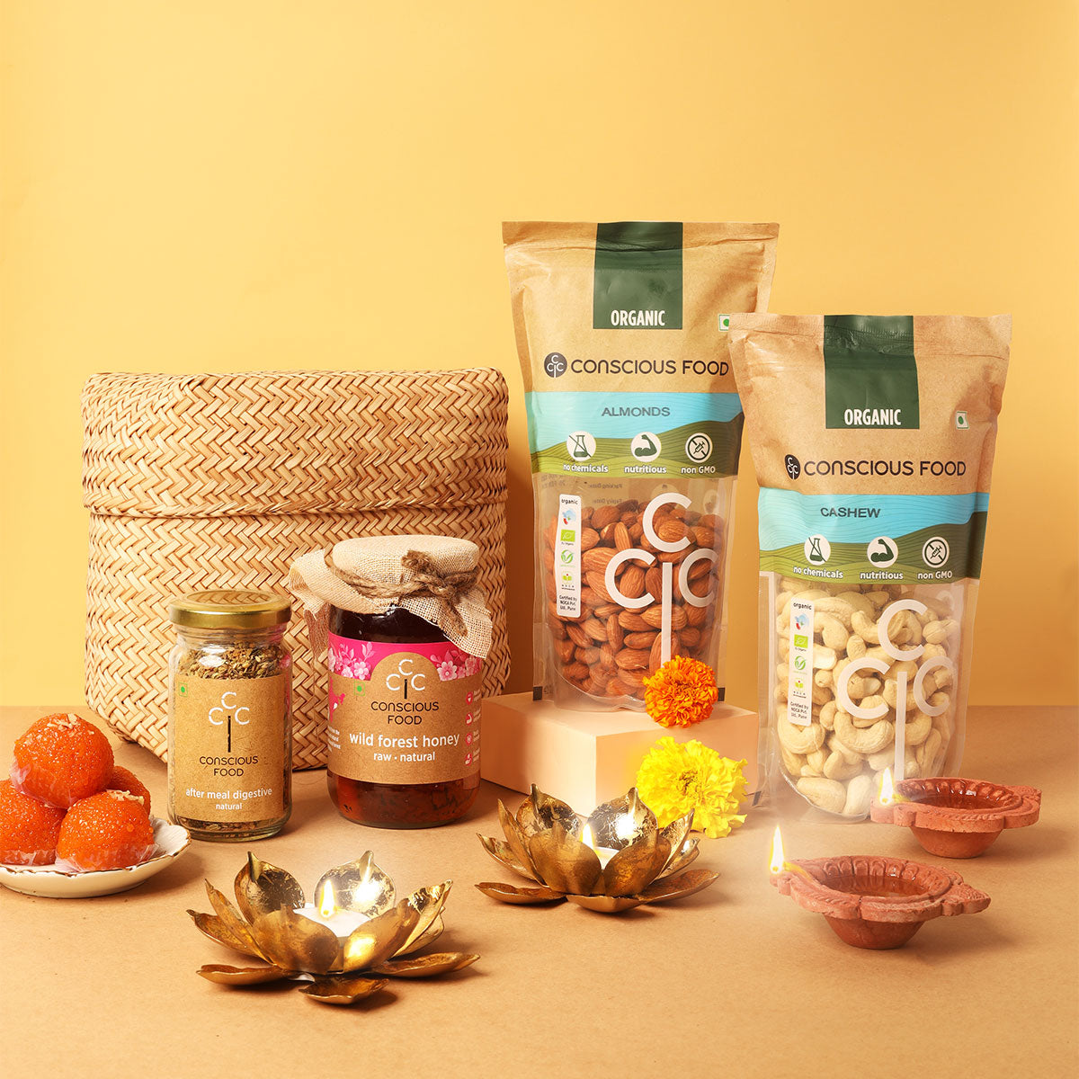 Buy HyperFoods RawFruit Jumbo Dry Fruit Gift Pack (Light Wood Gift Box with  Lid 6 Variety) Online at Best Prices in India - JioMart.
